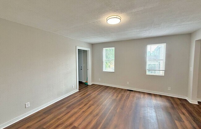 Building Photo - 22-24 W Hollister