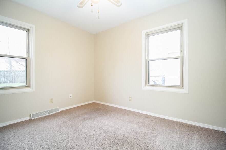Building Photo - 731 Reineck Dr