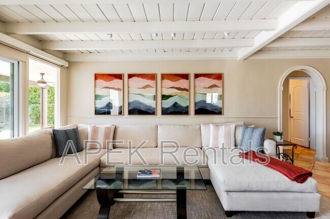 Building Photo - 477 E Vía Colusa