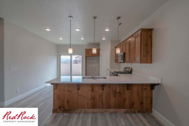 Building Photo - Beautiful Townhome in Hurricane Heights!