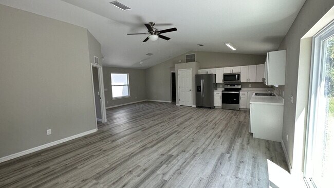 Building Photo - MOVE-IN SPECIAL: $500 off your first month's rent!