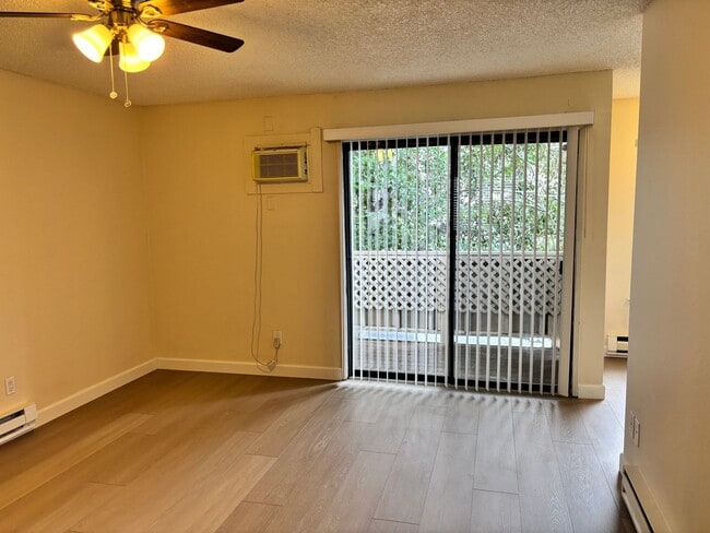 Building Photo - NEWLY REMODELED CONDO - 1 BED/1 BATH UPSTA...