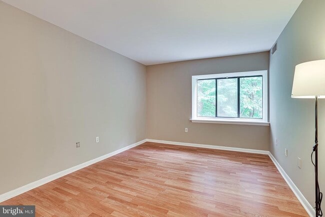 Building Photo - 2210 Springwood Dr