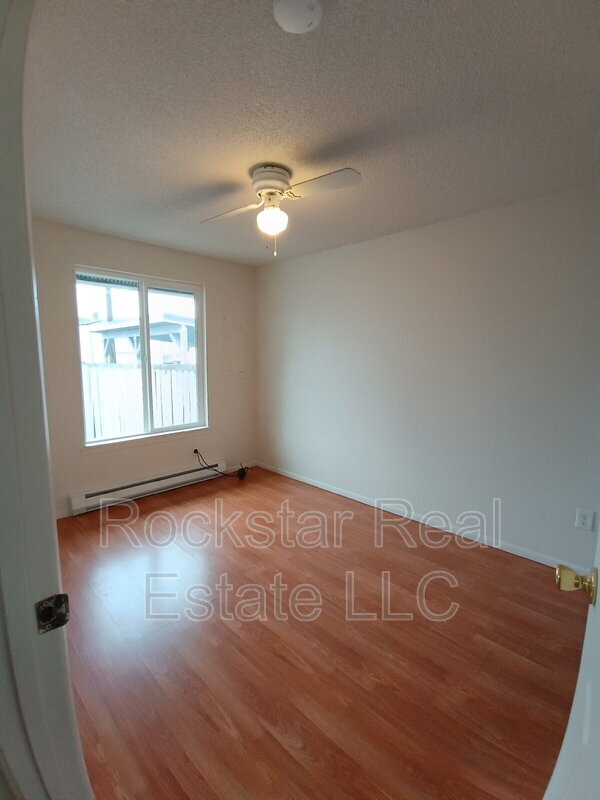 Building Photo - 704 E Bridgeport Ave