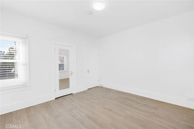 Building Photo - 550 N Kenmore Ave