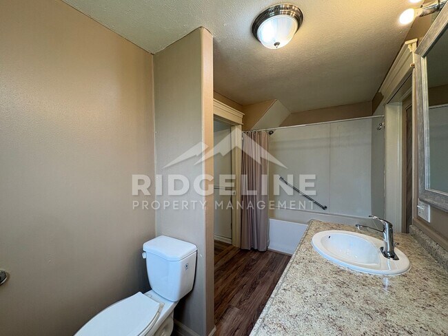 Building Photo - 2 Bed Home on .96 Acres!
