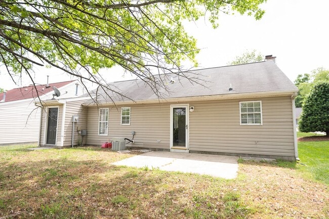 Building Photo - Charming 3 bedroom 2 bath ranch style home in Greensboro with covered front porch!