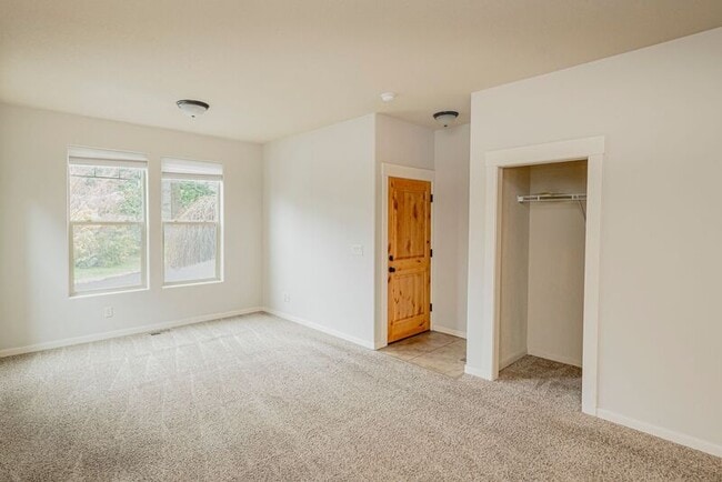 Building Photo - 14170 NE Flanders Ct