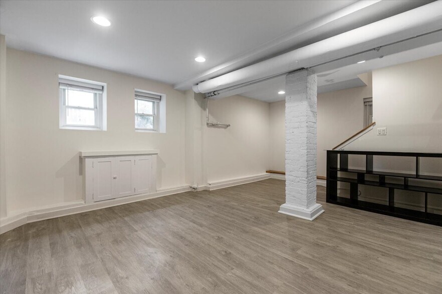 Building Photo - 3046 N Kenmore Ave