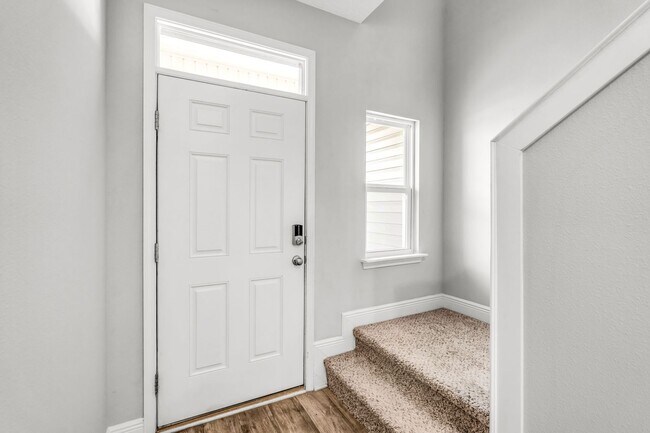 Building Photo - Newer 3 Bed/2.5 Bath Townhome with Modern ...