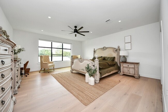 Building Photo - 5327 S Braeswood Blvd