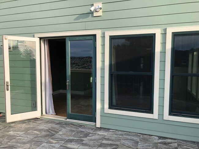 Building Photo - COMING SOON!  Beautiful 3 br/2ba -2  Levels, Private Deck, Panoramic Views, Garage Parking, Washe...