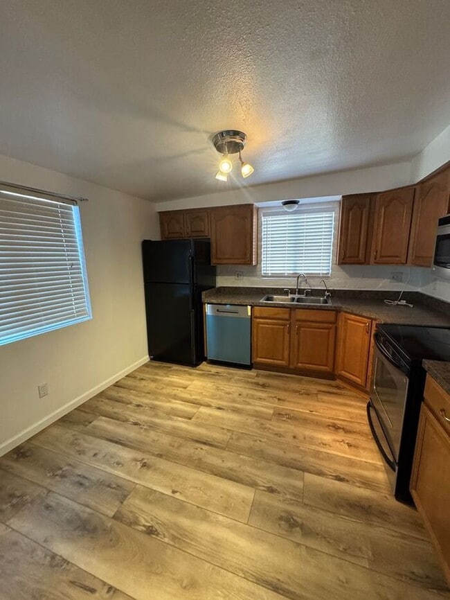 Building Photo - Charming 3 bedroom 2.bath with yard