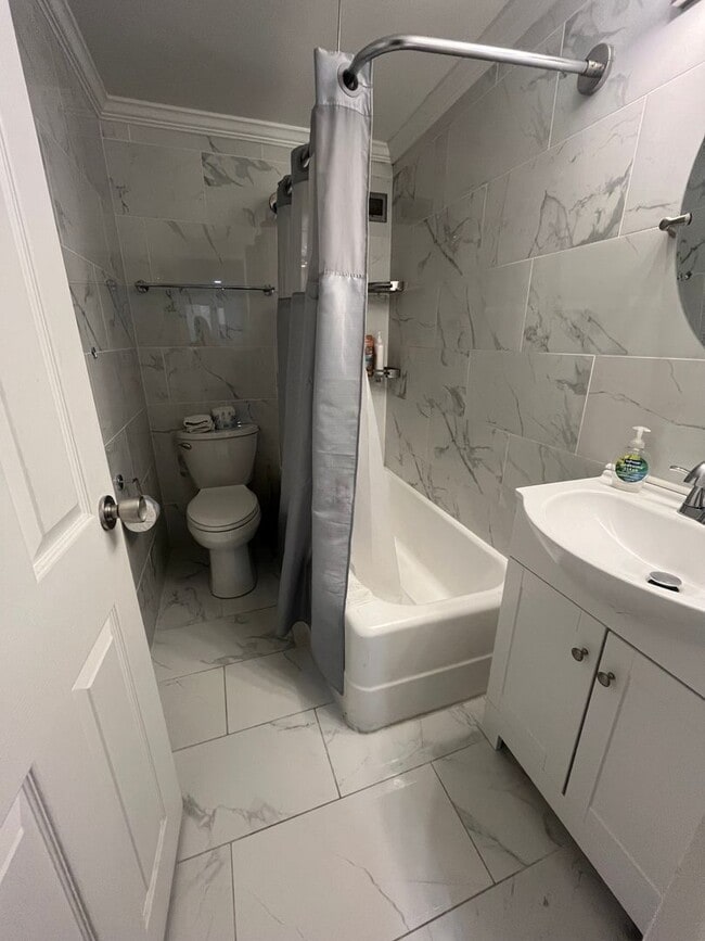 Building Photo - Charming 1BR Condo in Downtown Atlanta