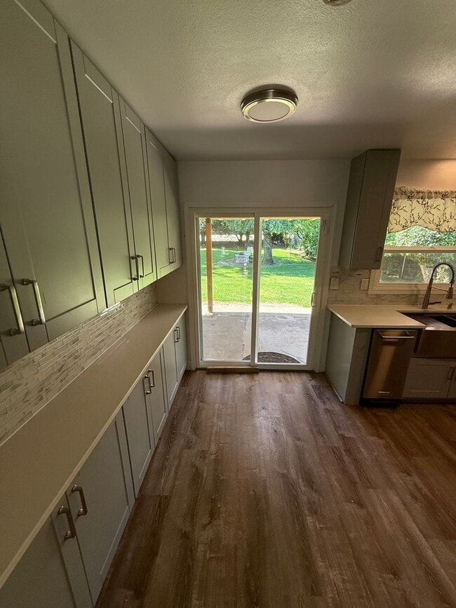 Building Photo - Entertainer’s Dream in NE Portland – Fully...