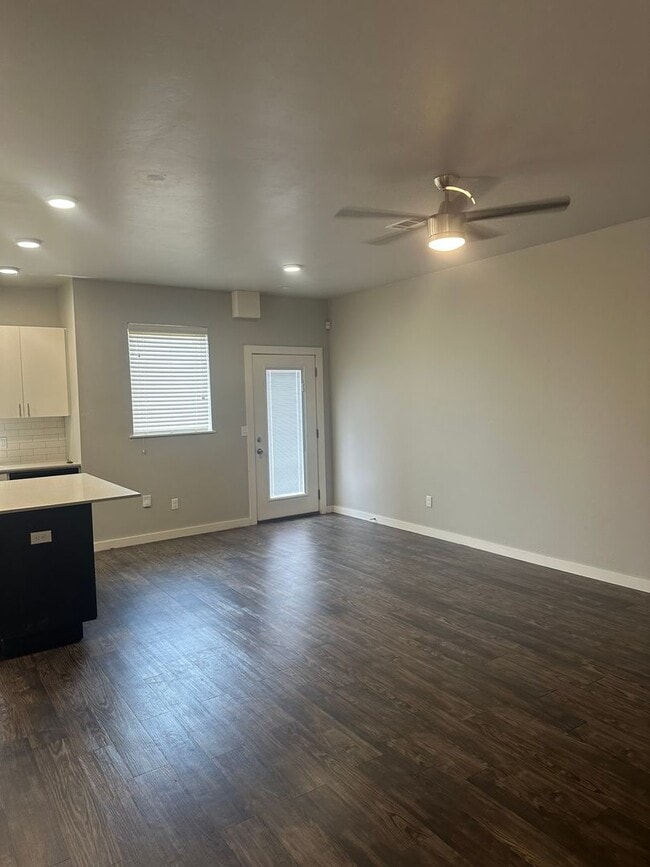 Building Photo - 3 Bedroom Townhome with ALL APPLIANCES at a great price!!