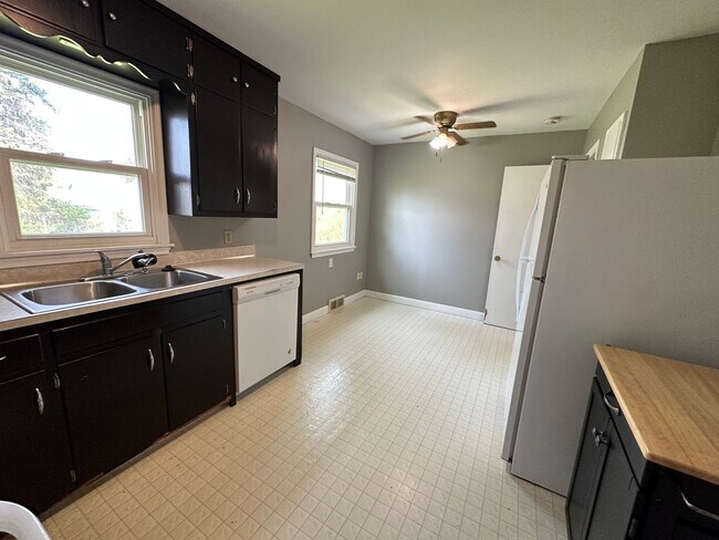 Building Photo - Spacious 4 bedroom  bathroom stand-alone home.