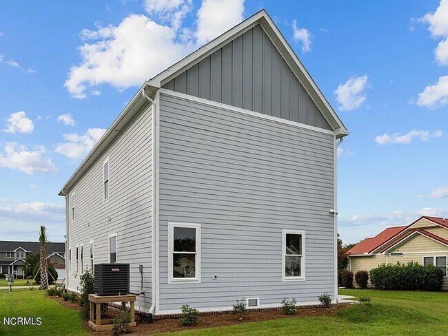 Building Photo - Beautiful New 4 Bedroom, 3 full bath plus ...