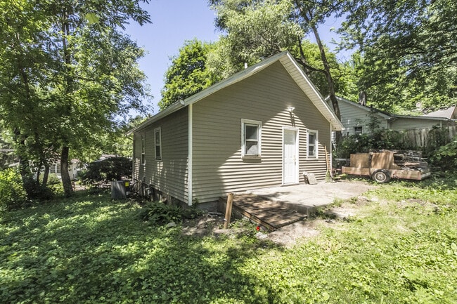 Building Photo - 2 Bedroom 1 Bath Fully Remodeled