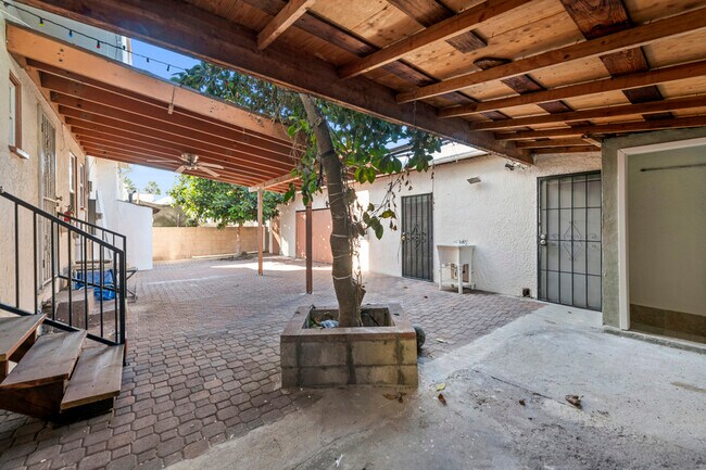 Building Photo - 5371 Louis Pl