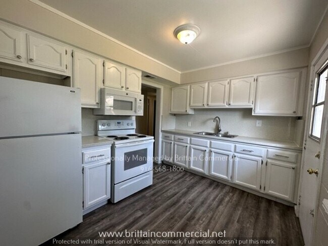 Building Photo - AVAILABLE NOW!! Charming, Spacious Single ...