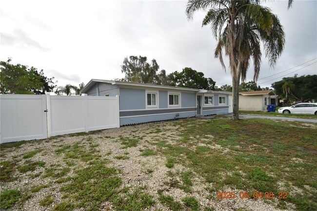 Building Photo - 417 Country Club Dr