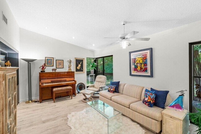 Building Photo - 5087 Oakhill Ln