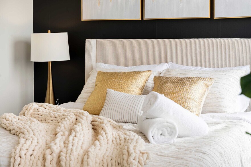 Building Photo - 1122 W Chicago Ave