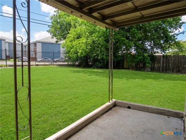 Building Photo - 2210 Cascade Dr