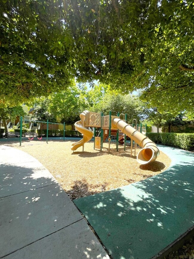 Building Photo - Stunning 3 Bedroom 2.5 Bath Town Home in p...