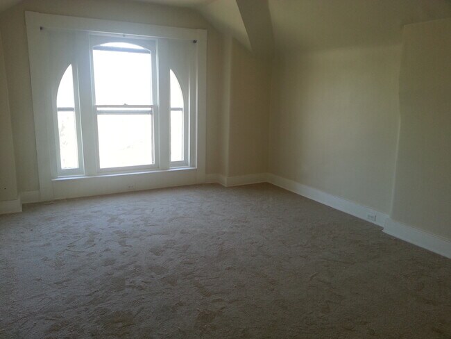 Building Photo - Beautiful 2 bedroom 3 bath condo in the Cherokee Triangle/ Highlands area- ready mid May