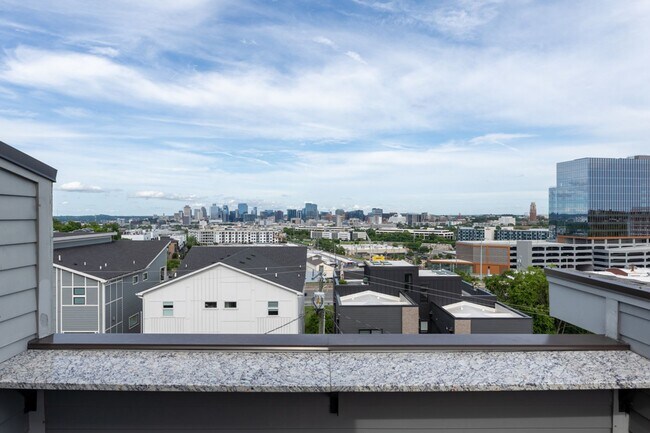 Building Photo - 410A 33rd Ave N-