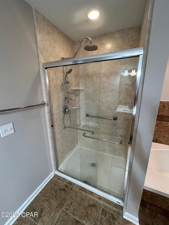 Building Photo - 2908 Country Club Dr