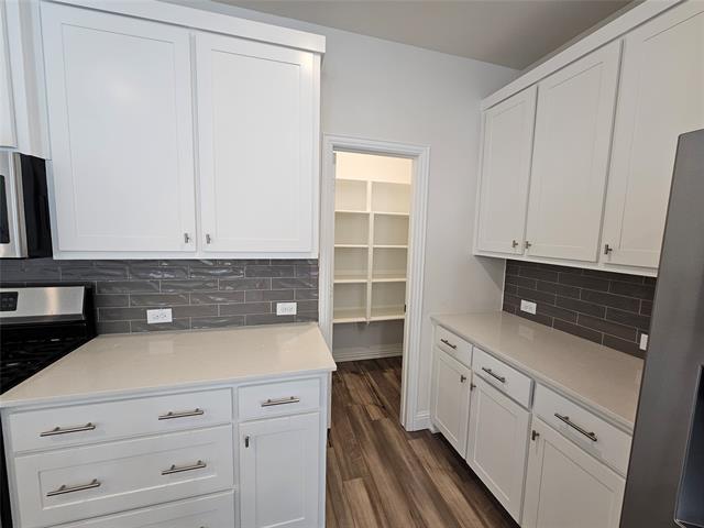 Building Photo - 2800 Jacaranda Dr