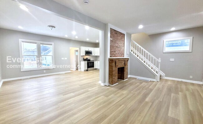 Building Photo - 3 Bed/1.5 Bath Home with Fenced Yard / Pet-Friendly / Available Now!