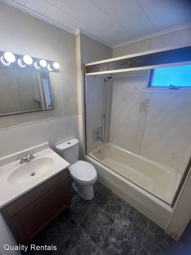 Building Photo - 4 br, 1 bath House - 553 E 5TH