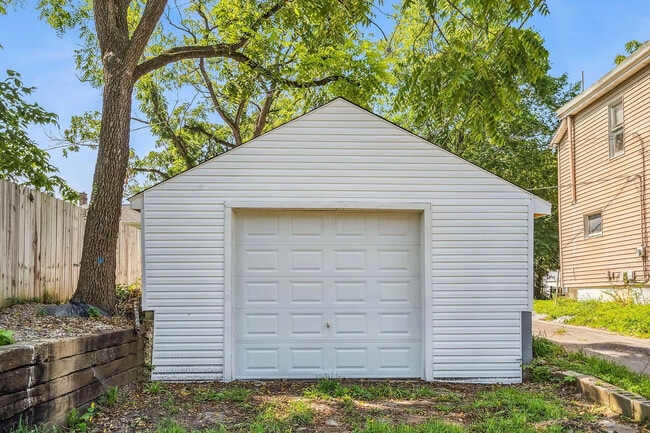 Building Photo - 921 Linwood Ave