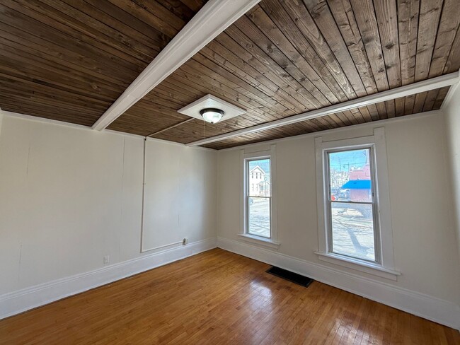 Building Photo - 1 Large Bedroom Lower Level Duplex in the heart of Brady Street.
