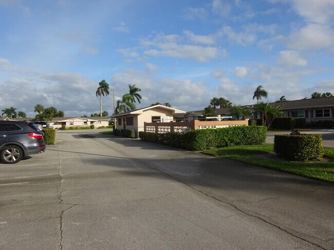 Building Photo - 2763 Dudley Dr W