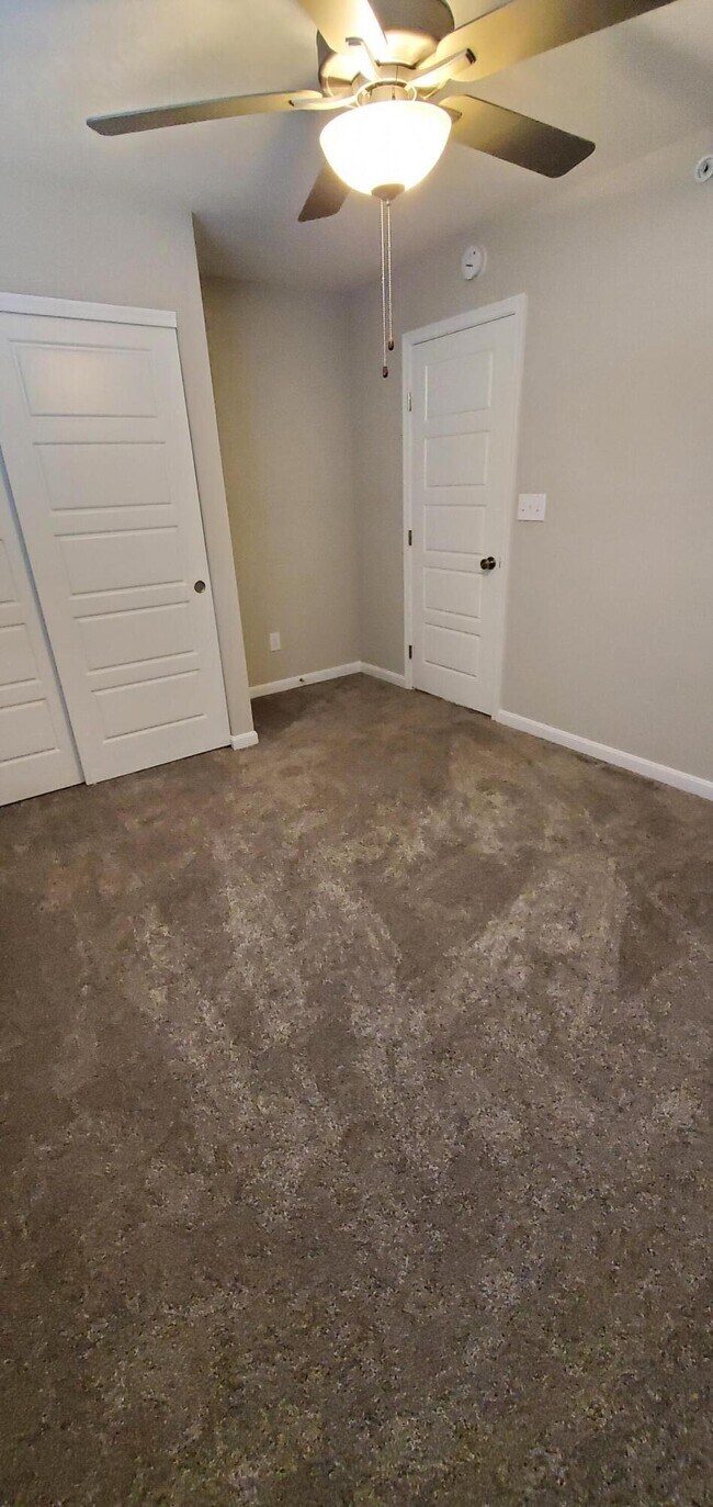 Building Photo - 686 Daphne Wy