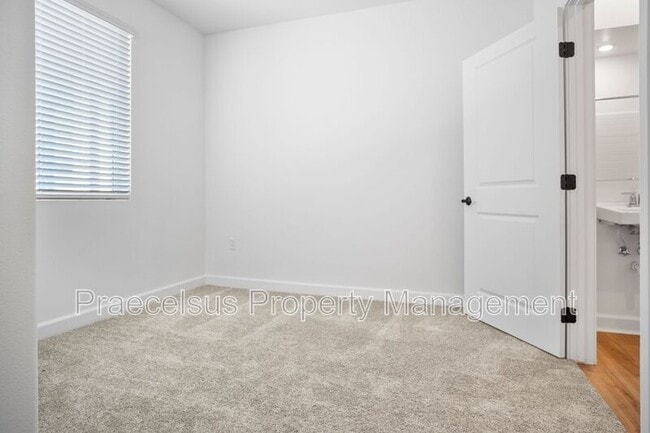 Building Photo - 824 Makani St