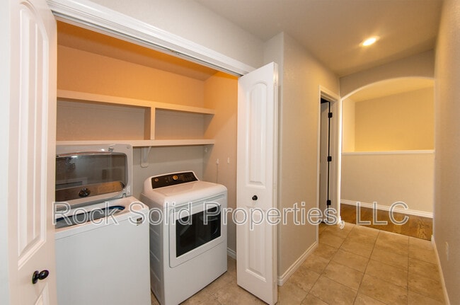 Building Photo - 3618 Woodhaven Dr