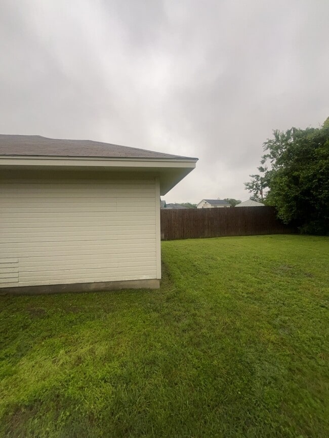 Building Photo - Eagle Mountain ISD ! 3/2/2 Cute and well-maintained 3-bedroom, 2-bath home featuring an open-conc...