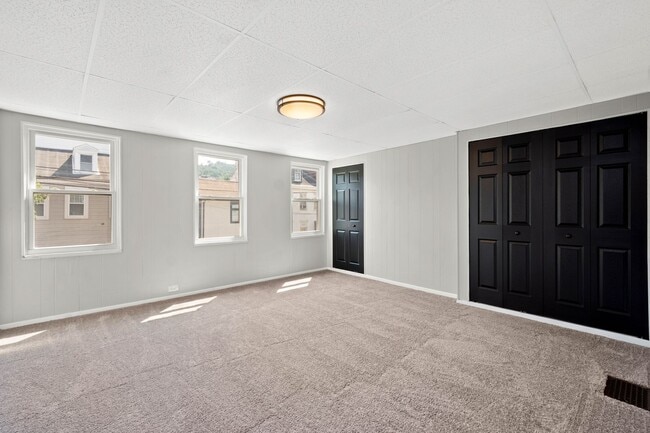 Building Photo - Beautiful 3 Bedroom home in South side available April 15!