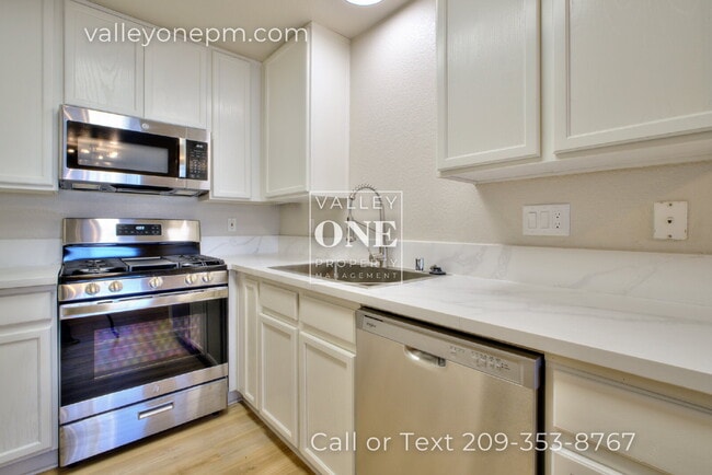 Building Photo - Rare vacancy opportunity in Turlock's finest and most desirable townhome complex!