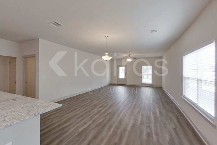 Building Photo - 8118 S Hendrick Dr