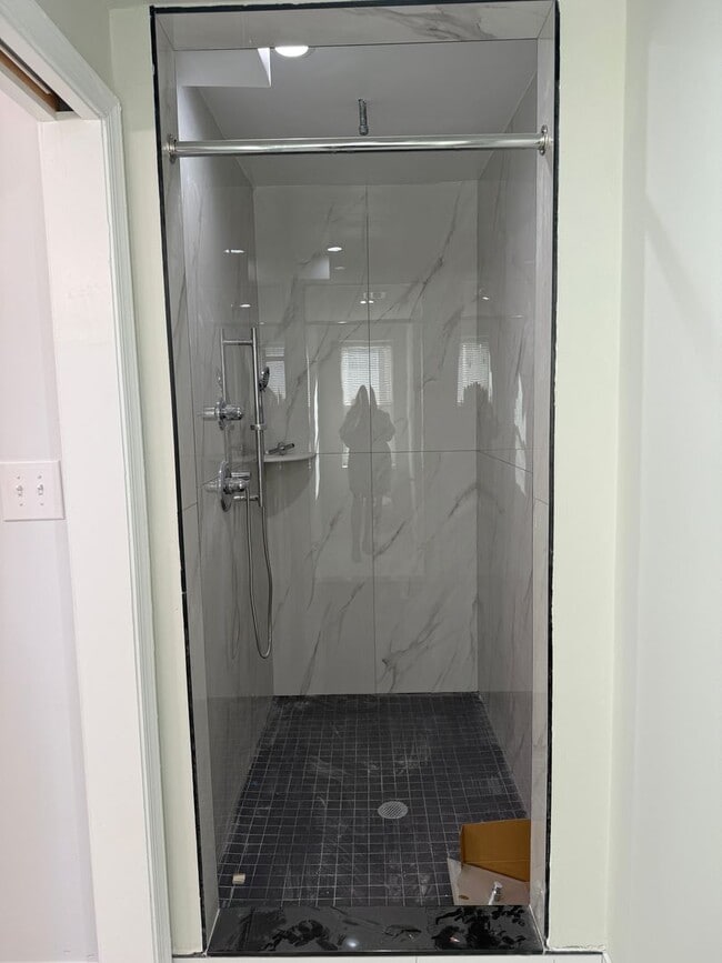 Building Photo - 3 bed 2.5 bath townhome - New Renovation