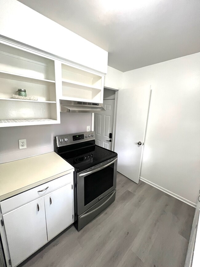 Building Photo - 520 S Eastern Ave