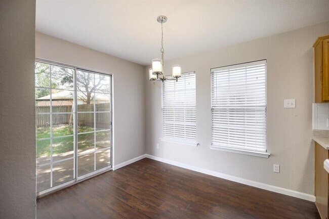 Building Photo - 1806 Oakmont Ln
