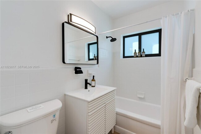 Building Photo - 11534 NE 13th Ave